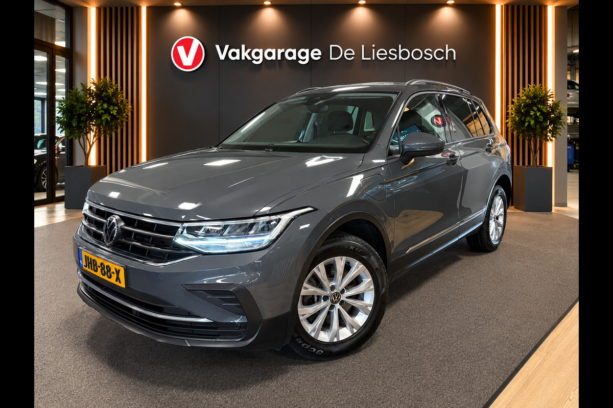Volkswagen Tiguan 1.4 TSI eHybrid comfort Business / navi / camera / carplay / boeken