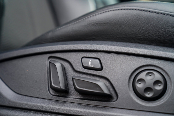 Audi Q5 Sportback 55 TFSI e S edition | Panorama | Massage | Trekhaak | Luchtvering | Bang & Olufsen | S-line | RS vlak stuur |