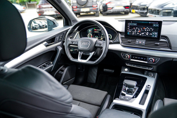 Audi Q5 Sportback 55 TFSI e S edition | Panorama | Massage | Trekhaak | Luchtvering | Bang & Olufsen | S-line | RS vlak stuur |