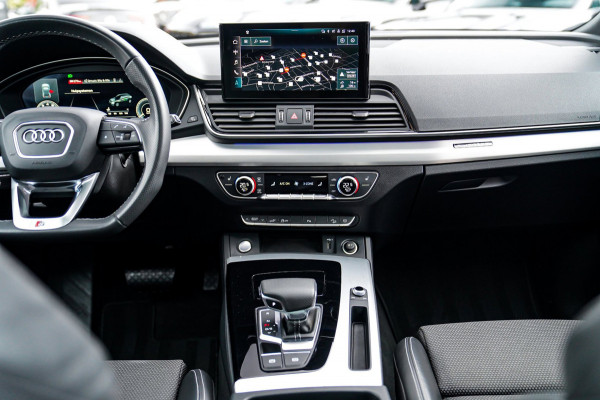 Audi Q5 Sportback 55 TFSI e S edition | Panorama | Massage | Trekhaak | Luchtvering | Bang & Olufsen | S-line | RS vlak stuur |