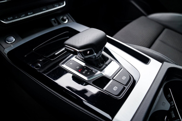 Audi Q5 Sportback 55 TFSI e S edition | Panorama | Massage | Trekhaak | Luchtvering | Bang & Olufsen | S-line | RS vlak stuur |
