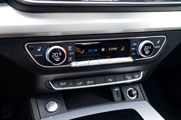 Audi Q5 Sportback 55 TFSI e S edition | Panorama | Massage | Trekhaak | Luchtvering | Bang & Olufsen | S-line | RS vlak stuur |