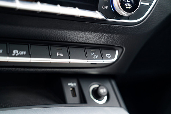 Audi Q5 Sportback 55 TFSI e S edition | Panorama | Massage | Trekhaak | Luchtvering | Bang & Olufsen | S-line | RS vlak stuur |
