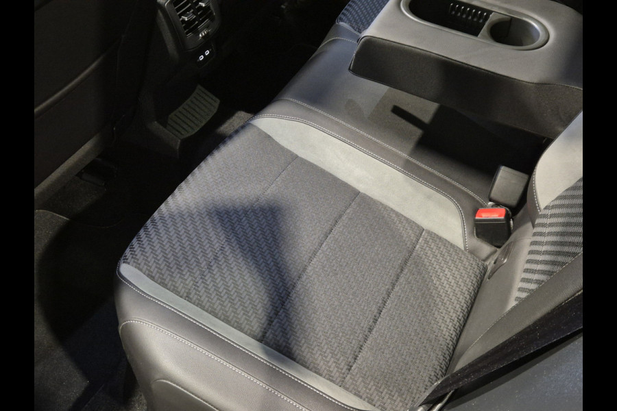 Volkswagen T-Roc 1.5 TSI Sport Business R Panorama | Camera | LED | Trekhaak | Zeer nette auto