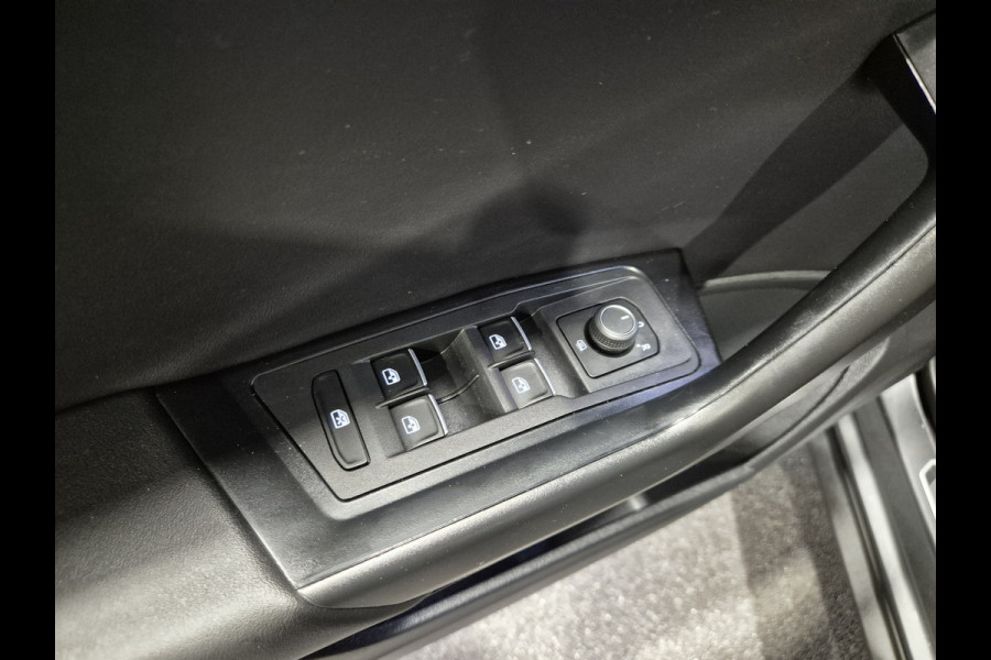 Volkswagen T-Roc 1.5 TSI Sport Business R Panorama | Camera | LED | Trekhaak | Zeer nette auto