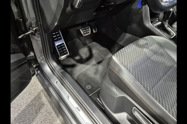 Volkswagen T-Roc 1.5 TSI Sport Business R Panorama | Camera | LED | Trekhaak | Zeer nette auto
