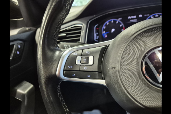 Volkswagen T-Roc 1.5 TSI Sport Business R Panorama | Camera | LED | Trekhaak | Zeer nette auto