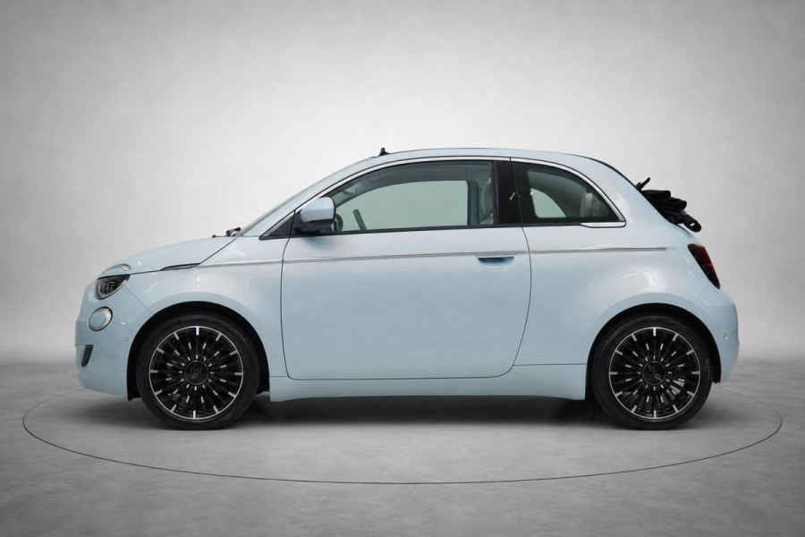 Fiat 500E Cabrio La Prima by Bocelli 42 kWh | SoH 94,9% | Navigatie | Carplay | Camera | Stoelverwarming | JBL | Parkeersensoren