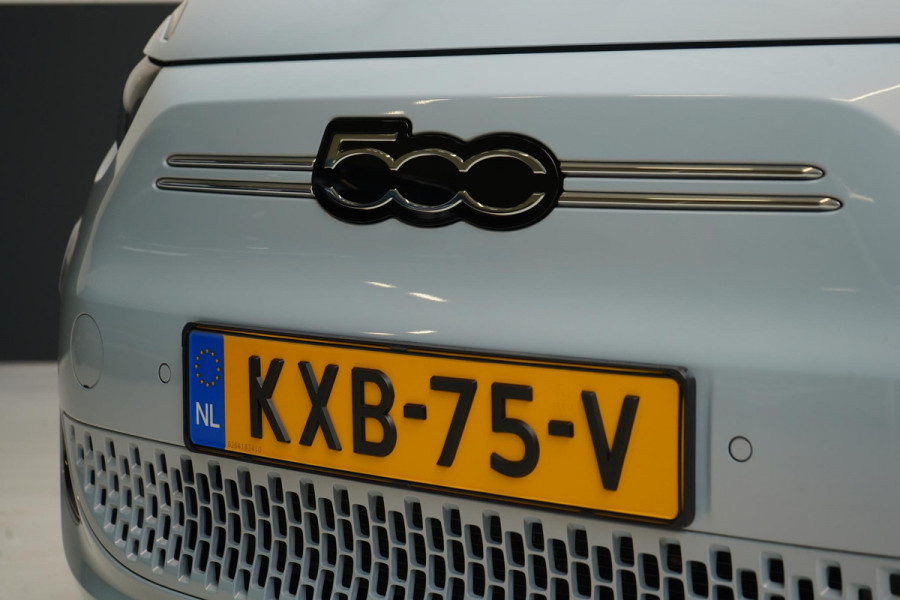 Fiat 500E Cabrio La Prima by Bocelli 42 kWh | SoH 94,9% | Navigatie | Carplay | Camera | Stoelverwarming | JBL | Parkeersensoren