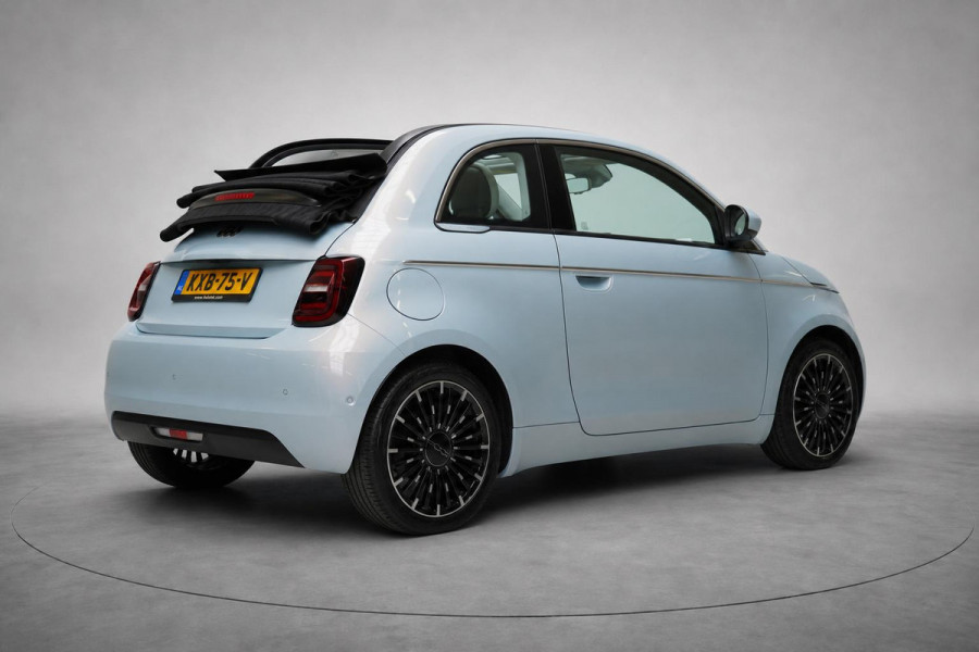 Fiat 500E Cabrio La Prima by Bocelli 42 kWh | SoH 94,9% | Navigatie | Carplay | Camera | Stoelverwarming | JBL | Parkeersensoren