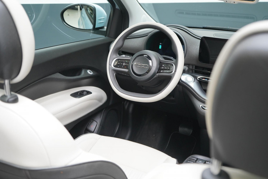 Fiat 500E Cabrio La Prima by Bocelli 42 kWh | SoH 94,9% | Navigatie | Carplay | Camera | Stoelverwarming | JBL | Parkeersensoren