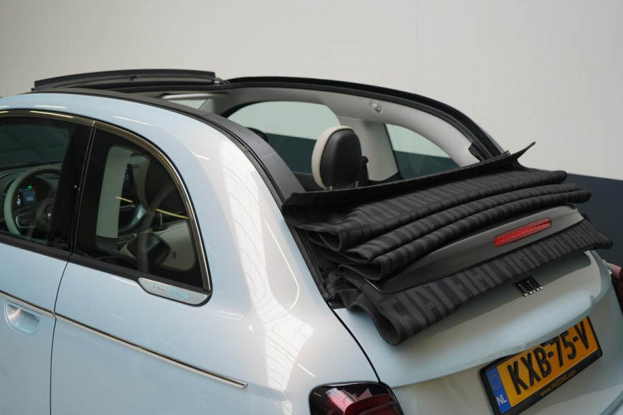 Fiat 500E Cabrio La Prima by Bocelli 42 kWh | SoH 94,9% | Navigatie | Carplay | Camera | Stoelverwarming | JBL | Parkeersensoren
