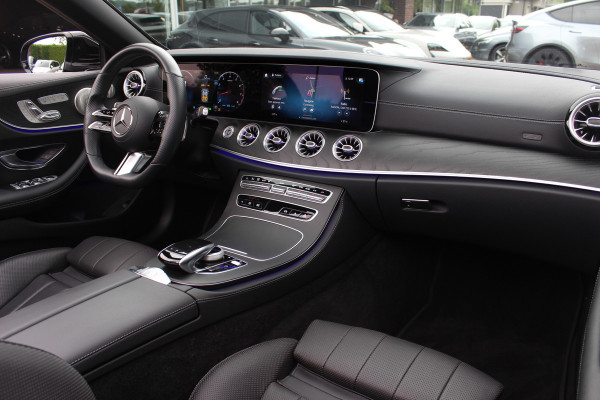 Mercedes-Benz E-Klasse Cabrio 200 AMG Line / Nieuwstaat / Camera / Burmester / Luxe Leder / Memory Seats / 19'' / Matrix LED / Nekverwarming / CarPlay / Sfeerverlichting / Windscherm / Stoelverwarming+Ventilatie / DAB / Cruise Control