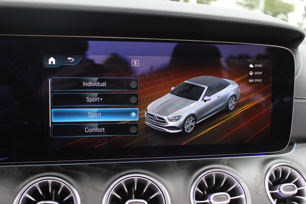 Mercedes-Benz E-Klasse Cabrio 200 AMG Line / Nieuwstaat / Camera / Burmester / Luxe Leder / Memory Seats / 19'' / Matrix LED / Nekverwarming / CarPlay / Sfeerverlichting / Windscherm / Stoelverwarming+Ventilatie / DAB / Cruise Control