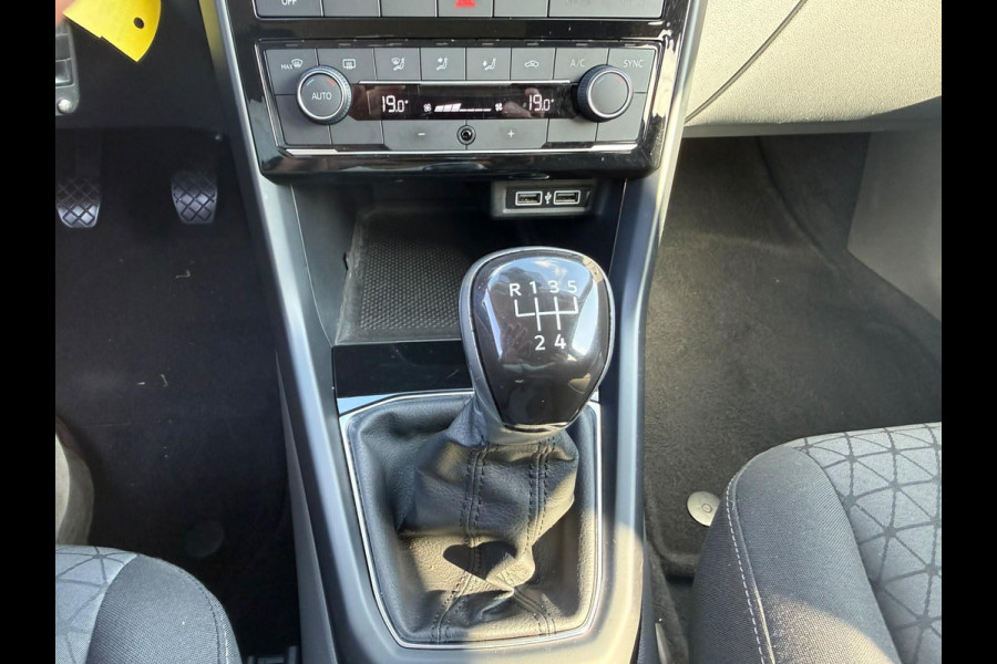 Volkswagen T-Cross 1.0 TSI Life 95 PK | Trekhaak | Navigatie | Climate Controle | LMV |
