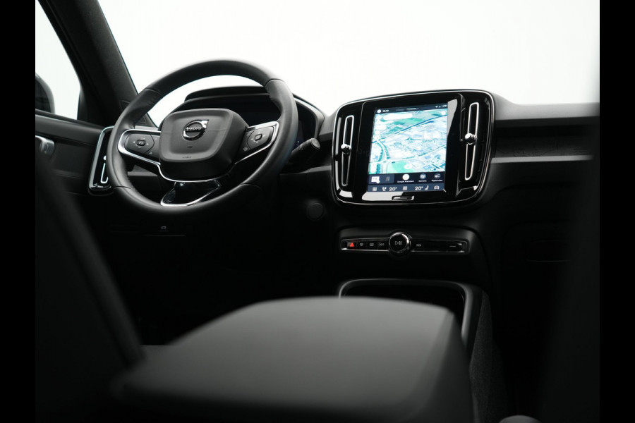Volvo XC40 Recharge Plus 70 kWh 231pk Dealer O.H | Trekhaak Af Fabriek | Warmtepomp | Adaptive Cruise | Camera | Sportstoelen & Stuur Verwarmd | Google Assistent | Pilot Assist | Apple Carplay | Virutal Cockpit | DAB | 19"L.M