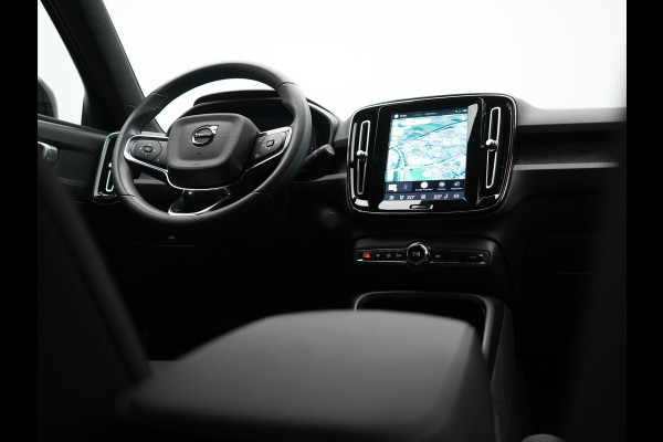 Volvo XC40 Recharge Plus 70 kWh 231pk Dealer O.H | Trekhaak Af Fabriek | Warmtepomp | Adaptive Cruise | Camera | Sportstoelen & Stuur Verwarmd | Google Assistent | Pilot Assist | Apple Carplay | Virutal Cockpit | DAB | 19"L.M