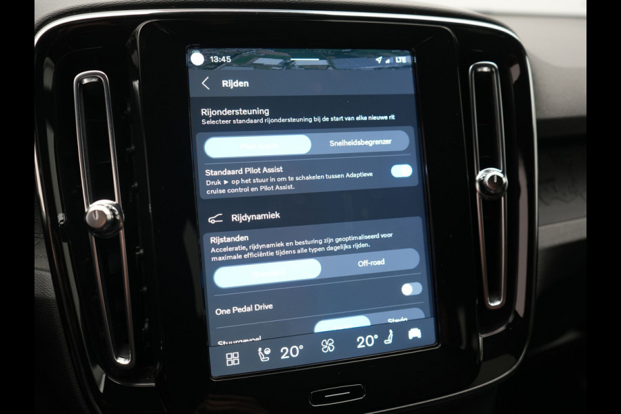 Volvo XC40 Recharge Plus 70 kWh 231pk Dealer O.H | Trekhaak Af Fabriek | Warmtepomp | Adaptive Cruise | Camera | Sportstoelen & Stuur Verwarmd | Google Assistent | Pilot Assist | Apple Carplay | Virutal Cockpit | DAB | 19"L.M
