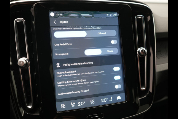 Volvo XC40 Recharge Plus 70 kWh 231pk Dealer O.H | Trekhaak Af Fabriek | Warmtepomp | Adaptive Cruise | Camera | Sportstoelen & Stuur Verwarmd | Google Assistent | Pilot Assist | Apple Carplay | Virutal Cockpit | DAB | 19"L.M