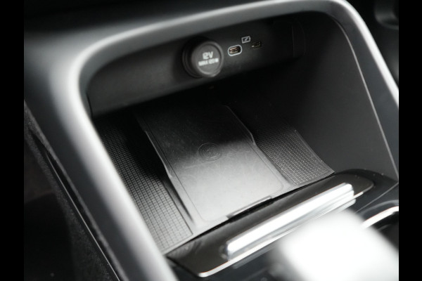 Volvo XC40 Recharge Plus 70 kWh 231pk Dealer O.H | Trekhaak Af Fabriek | Warmtepomp | Adaptive Cruise | Camera | Sportstoelen & Stuur Verwarmd | Google Assistent | Pilot Assist | Apple Carplay | Virutal Cockpit | DAB | 19"L.M