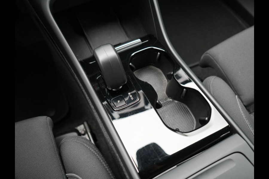 Volvo XC40 Recharge Plus 70 kWh 231pk Dealer O.H | Trekhaak Af Fabriek | Warmtepomp | Adaptive Cruise | Camera | Sportstoelen & Stuur Verwarmd | Google Assistent | Pilot Assist | Apple Carplay | Virutal Cockpit | DAB | 19"L.M