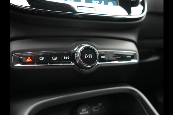 Volvo XC40 Recharge Plus 70 kWh 231pk Dealer O.H | Trekhaak Af Fabriek | Warmtepomp | Adaptive Cruise | Camera | Sportstoelen & Stuur Verwarmd | Google Assistent | Pilot Assist | Apple Carplay | Virutal Cockpit | DAB | 19"L.M