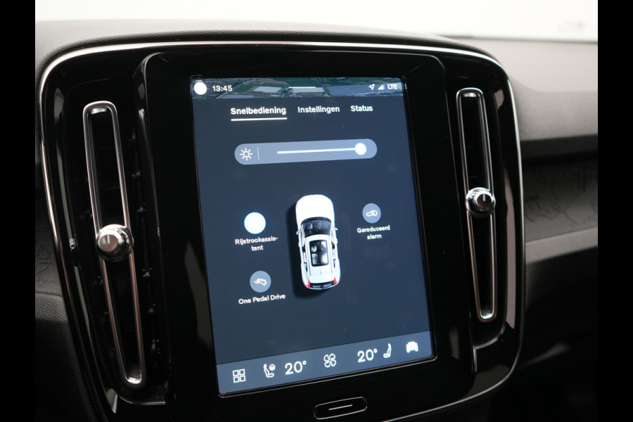 Volvo XC40 Recharge Plus 70 kWh 231pk Dealer O.H | Trekhaak Af Fabriek | Warmtepomp | Adaptive Cruise | Camera | Sportstoelen & Stuur Verwarmd | Google Assistent | Pilot Assist | Apple Carplay | Virutal Cockpit | DAB | 19"L.M
