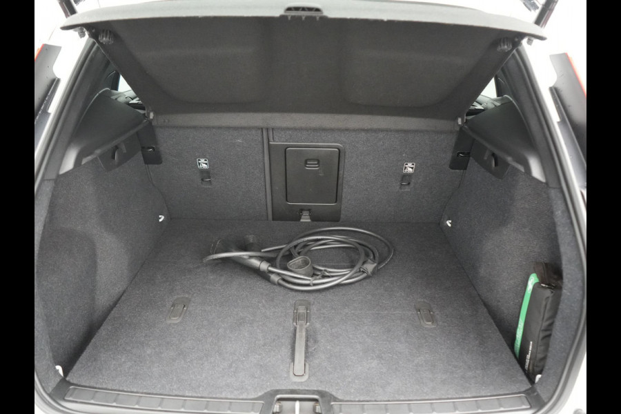 Volvo XC40 Recharge Plus 70 kWh 231pk Dealer O.H | Trekhaak Af Fabriek | Warmtepomp | Adaptive Cruise | Camera | Sportstoelen & Stuur Verwarmd | Google Assistent | Pilot Assist | Apple Carplay | Virutal Cockpit | DAB | 19"L.M