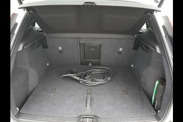 Volvo XC40 Recharge Plus 70 kWh 231pk Dealer O.H | Trekhaak Af Fabriek | Warmtepomp | Adaptive Cruise | Camera | Sportstoelen & Stuur Verwarmd | Google Assistent | Pilot Assist | Apple Carplay | Virutal Cockpit | DAB | 19"L.M