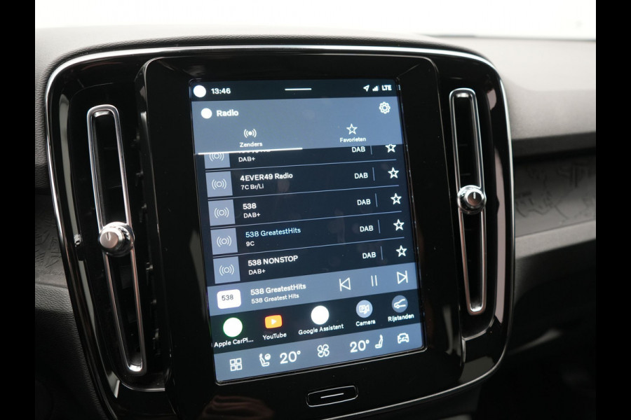 Volvo XC40 Recharge Plus 70 kWh 231pk Dealer O.H | Trekhaak Af Fabriek | Warmtepomp | Adaptive Cruise | Camera | Sportstoelen & Stuur Verwarmd | Google Assistent | Pilot Assist | Apple Carplay | Virutal Cockpit | DAB | 19"L.M
