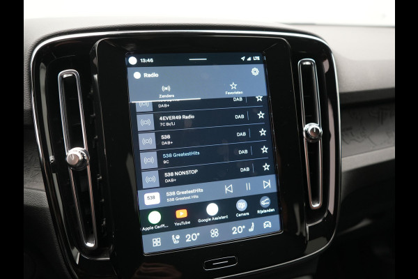 Volvo XC40 Recharge Plus 70 kWh 231pk Dealer O.H | Trekhaak Af Fabriek | Warmtepomp | Adaptive Cruise | Camera | Sportstoelen & Stuur Verwarmd | Google Assistent | Pilot Assist | Apple Carplay | Virutal Cockpit | DAB | 19"L.M
