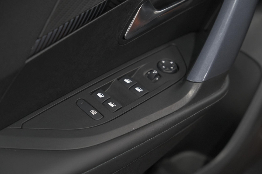 Peugeot 2008 PureTech 130 Allure Pack | Trekhaak | Adaptieve Cruise Control | Camera | Stoelverwarming