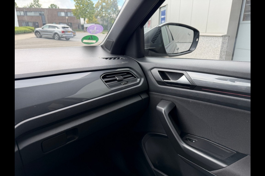Volkswagen T-Roc 1.5 TSI SPORT Panorama Schuifdak Trekhaak Winter Camera etc