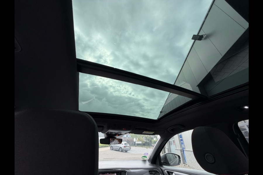 Volkswagen T-Roc 1.5 TSI SPORT Panorama Schuifdak Trekhaak Winter Camera etc