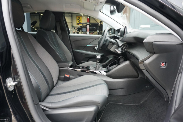 Peugeot 208 1.2 PureTech Allure Pack + CAMERA / 3D COCKPIT / STOELVERWARMING / APPLE CARPLAY / TREKHAAK
