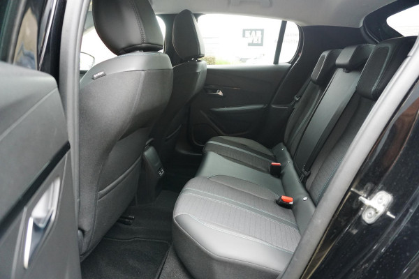 Peugeot 208 1.2 PureTech Allure Pack + CAMERA / 3D COCKPIT / STOELVERWARMING / APPLE CARPLAY / TREKHAAK