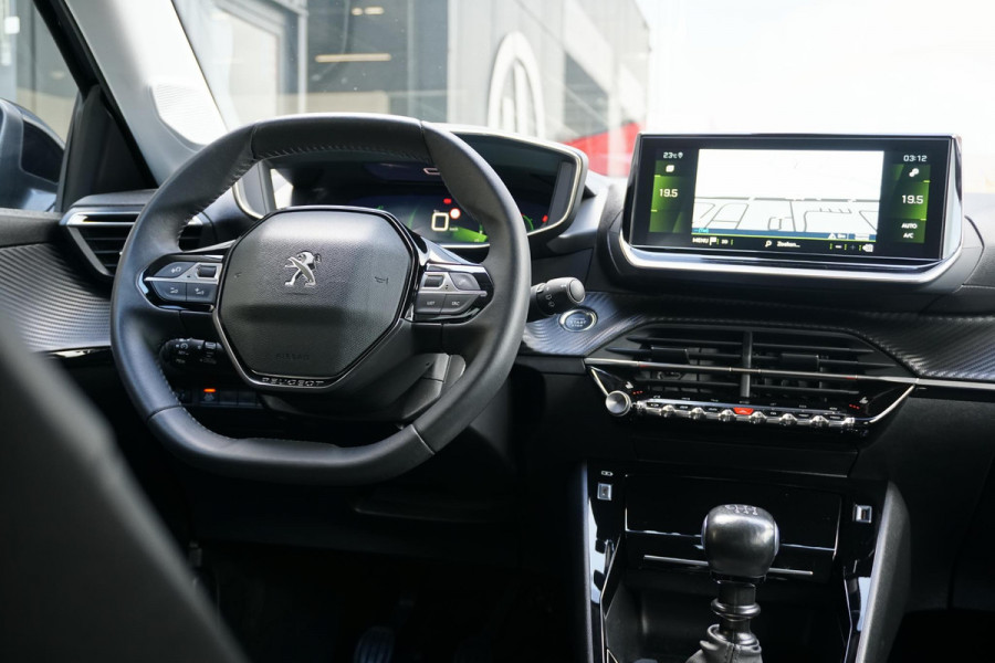 Peugeot 208 1.2 PureTech Allure Pack + CAMERA / 3D COCKPIT / STOELVERWARMING / APPLE CARPLAY / TREKHAAK