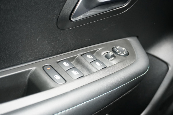 Peugeot 208 1.2 PureTech Allure Pack + CAMERA / 3D COCKPIT / STOELVERWARMING / APPLE CARPLAY / TREKHAAK