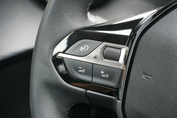 Peugeot 208 1.2 PureTech Allure Pack + CAMERA / 3D COCKPIT / STOELVERWARMING / APPLE CARPLAY / TREKHAAK
