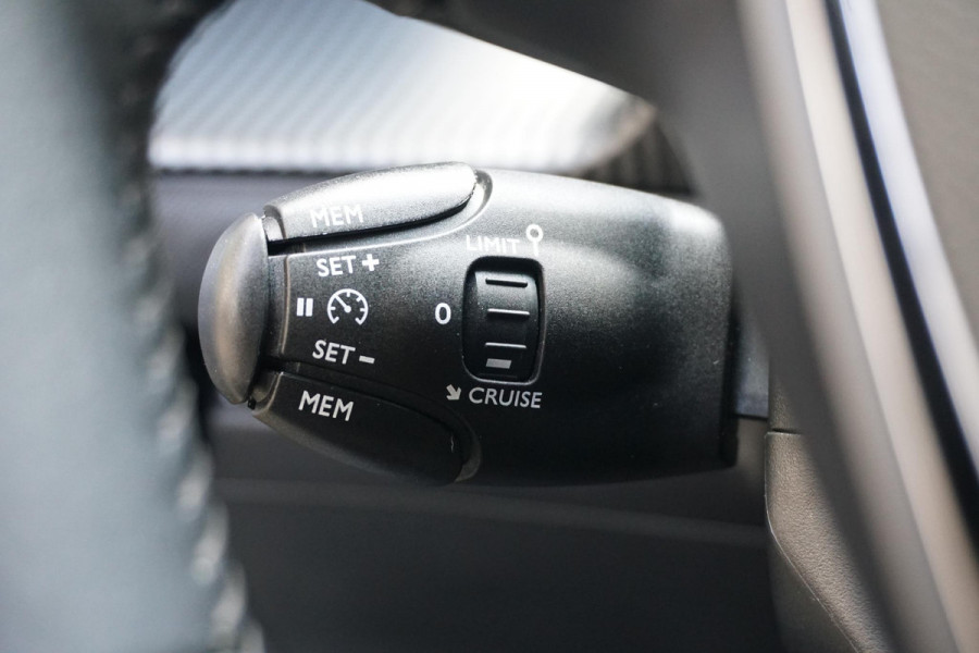 Peugeot 208 1.2 PureTech Allure Pack + CAMERA / 3D COCKPIT / STOELVERWARMING / APPLE CARPLAY / TREKHAAK