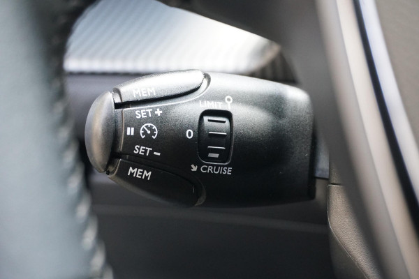 Peugeot 208 1.2 PureTech Allure Pack + CAMERA / 3D COCKPIT / STOELVERWARMING / APPLE CARPLAY / TREKHAAK