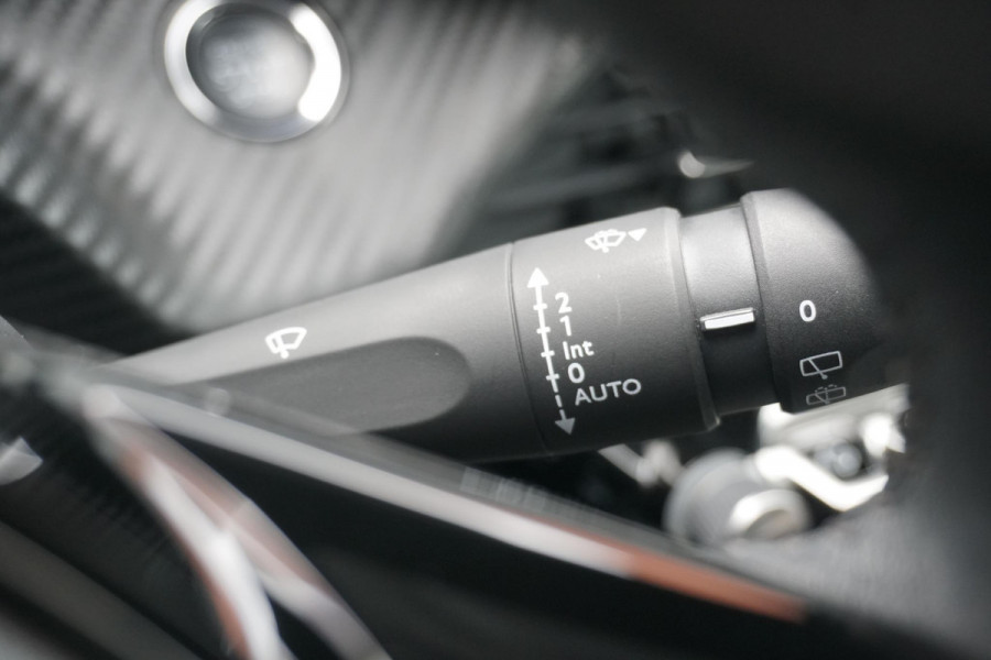 Peugeot 208 1.2 PureTech Allure Pack + CAMERA / 3D COCKPIT / STOELVERWARMING / APPLE CARPLAY / TREKHAAK
