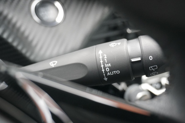 Peugeot 208 1.2 PureTech Allure Pack + CAMERA / 3D COCKPIT / STOELVERWARMING / APPLE CARPLAY / TREKHAAK