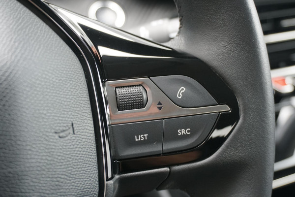Peugeot 208 1.2 PureTech Allure Pack + CAMERA / 3D COCKPIT / STOELVERWARMING / APPLE CARPLAY / TREKHAAK