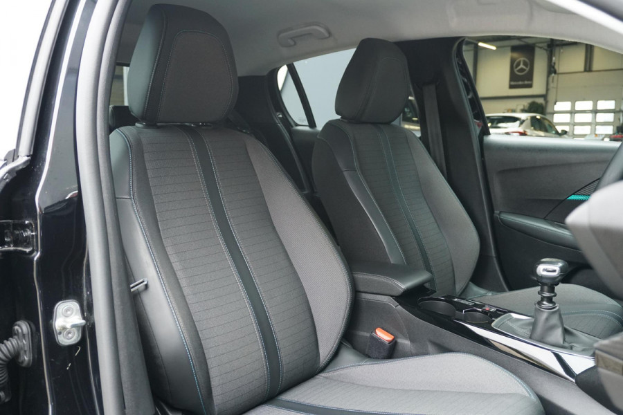 Peugeot 208 1.2 PureTech Allure Pack + CAMERA / 3D COCKPIT / STOELVERWARMING / APPLE CARPLAY / TREKHAAK