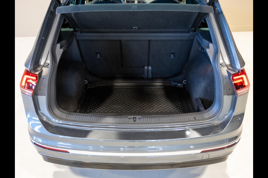 Volkswagen Tiguan 1.5 TSI ACT R-Line / 150pk / Panorama dak / Trekhaak / Achteruitrij camera / NAP / Dealer onderhouden /