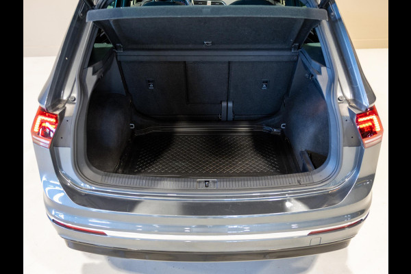 Volkswagen Tiguan 1.5 TSI ACT R-Line / 150pk / Panorama dak / Trekhaak / Achteruitrij camera / NAP / Dealer onderhouden /