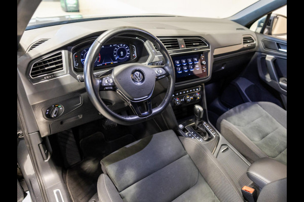 Volkswagen Tiguan 1.5 TSI ACT R-Line / 150pk / Panorama dak / Trekhaak / Achteruitrij camera / NAP / Dealer onderhouden /