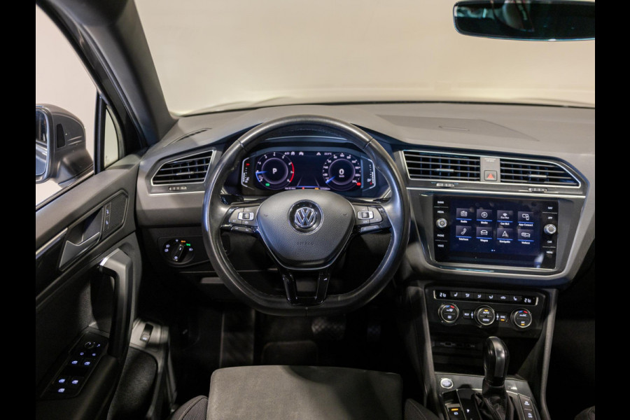 Volkswagen Tiguan 1.5 TSI ACT R-Line / 150pk / Panorama dak / Trekhaak / Achteruitrij camera / NAP / Dealer onderhouden /