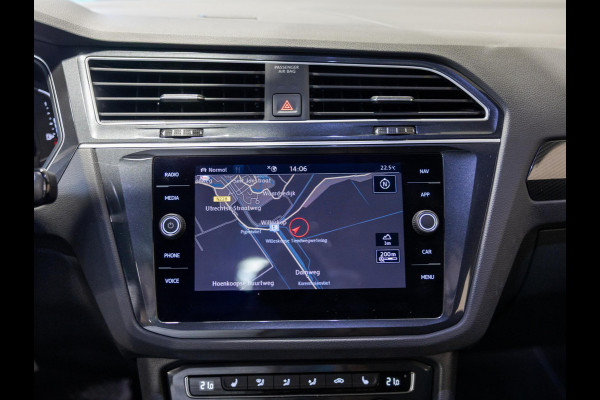 Volkswagen Tiguan 1.5 TSI ACT R-Line / 150pk / Panorama dak / Trekhaak / Achteruitrij camera / NAP / Dealer onderhouden /